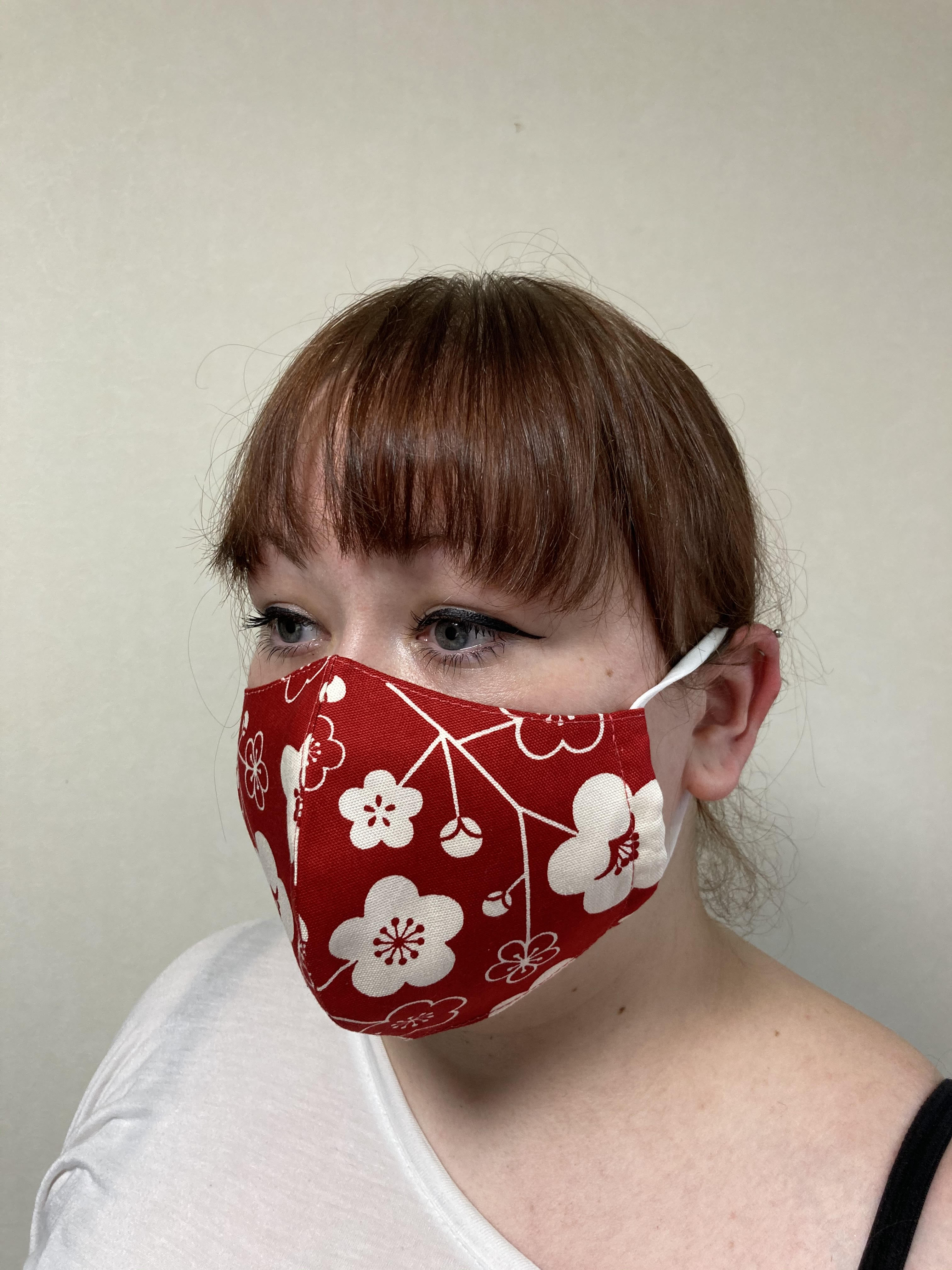 日本の着物の花柄のマスクを着用している女性